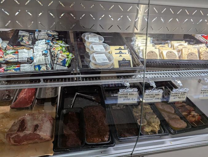 Vitrine de viandes fraîches